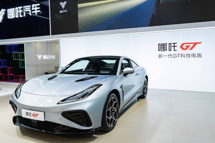 惠州195哪吒汽车在智能汽车领域的表现，领途汽车在新能源汽车市场中的影响力